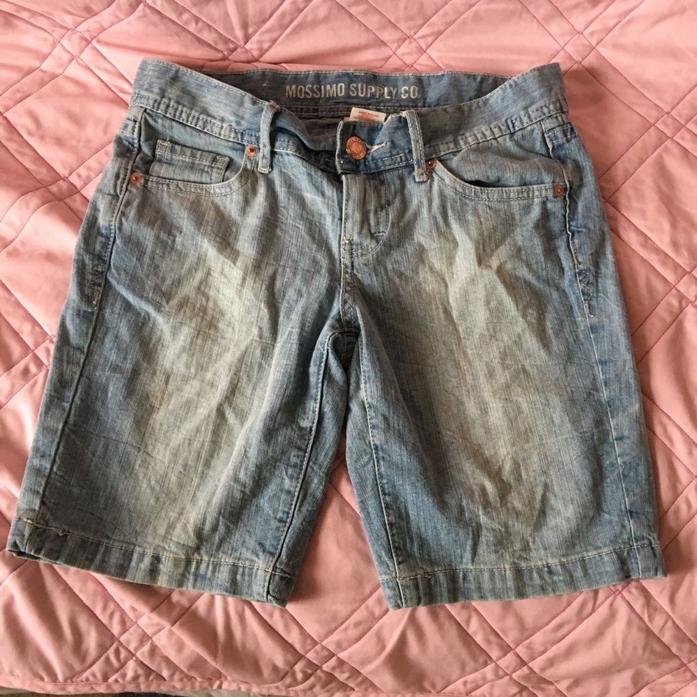 Mossimo supply co distressed size 7 Capri shorts